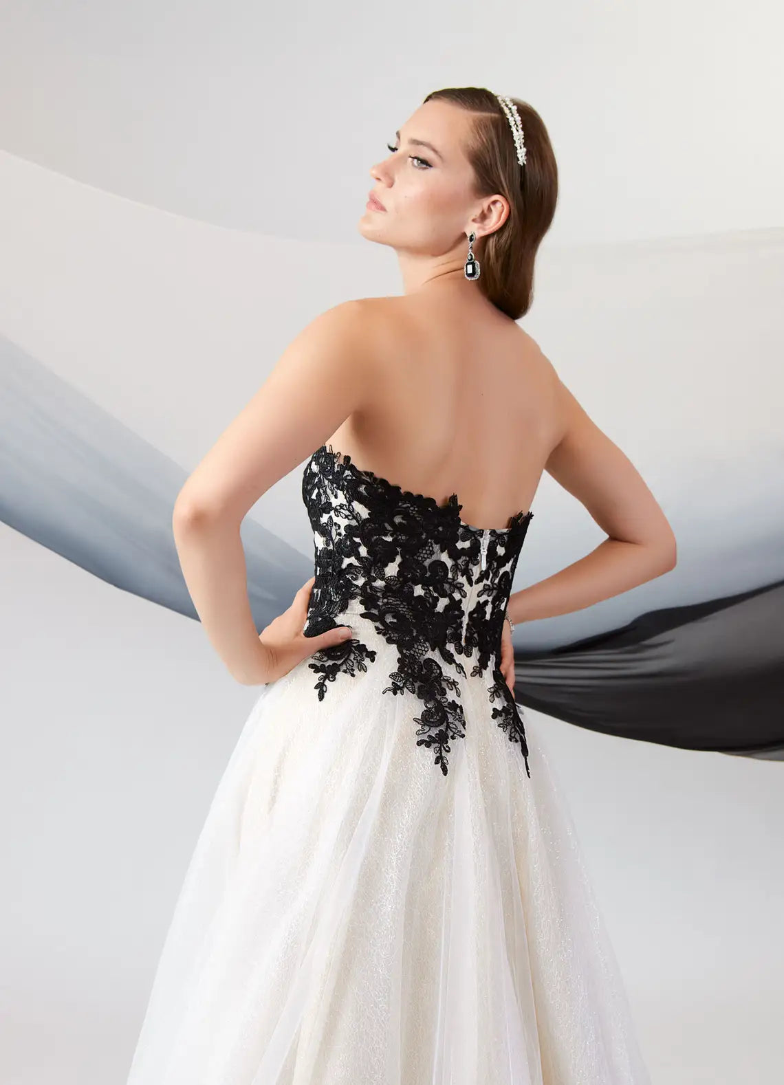 BWD00056 Gothic Black Champagne Sweetheart A-Line Lace Applique Tulle Wedding Dress